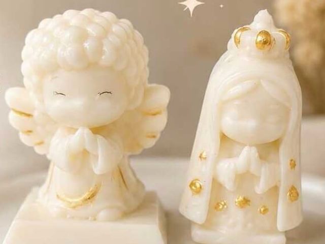 Vela ángel y vela virgen artesanales de Velaza con detalles dorados