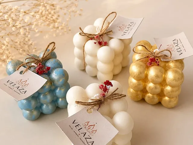 Velas burbuja de cubos Velaza en azul, blanco y dorado con flores secas