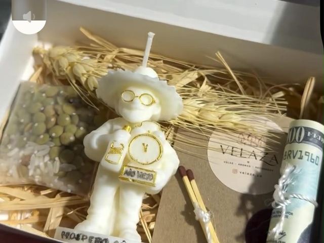 Kit Año Viejo Velaza con vela figurativa, lentejas, arroz, trigo, fósforos y billete de la prosperidad