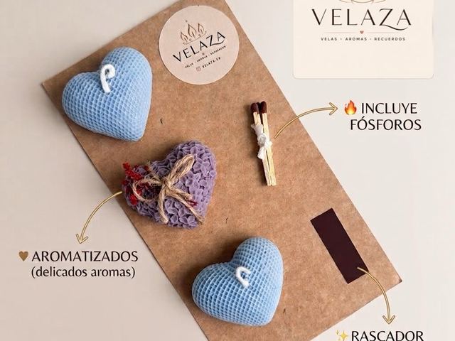Velas corazón aromatizadas Velaza en azul honeycomb y lila floral, con fósforos y rascador en empaque kraft