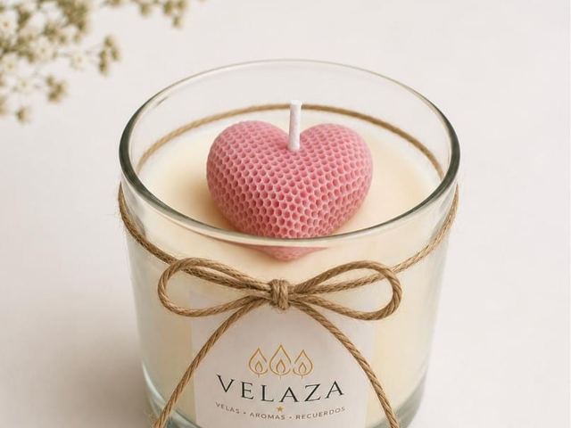 Vela Velaza en frasco de vidrio con corazón rosado honeycomb y lazo de yute