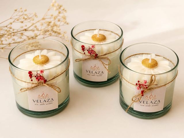 Vela aromática Velaza con margarita tallada en frasco de vidrio y lazo de yute