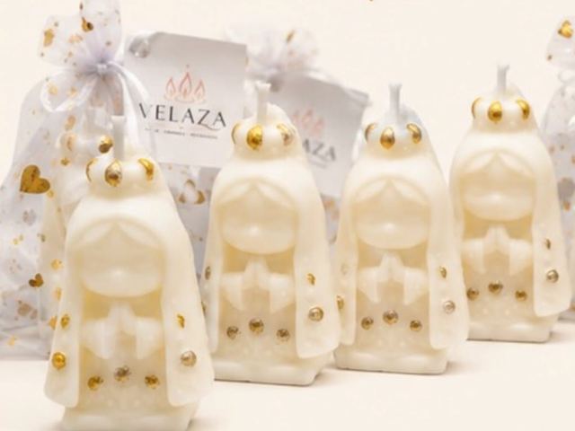 Velas Virgen de Velaza en blanco con detalles dorados y empaque de regalo