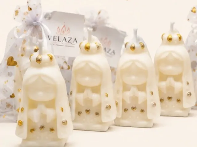 Velas Virgen de Velaza en blanco con detalles dorados y empaque de regalo