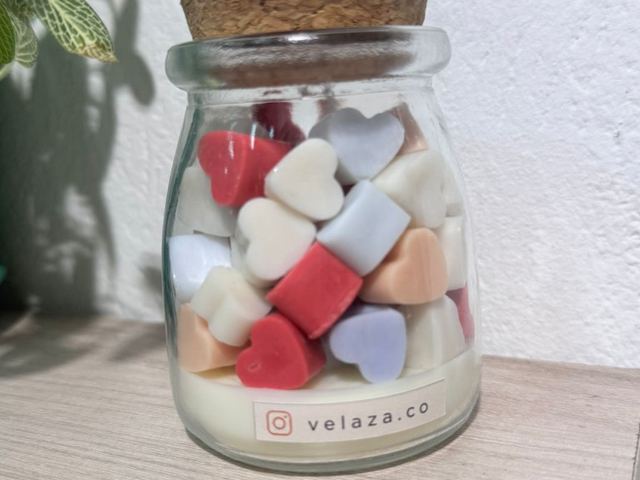Frasco de wax melts Velaza con corazones de cera en varios colores y tapa de corcho